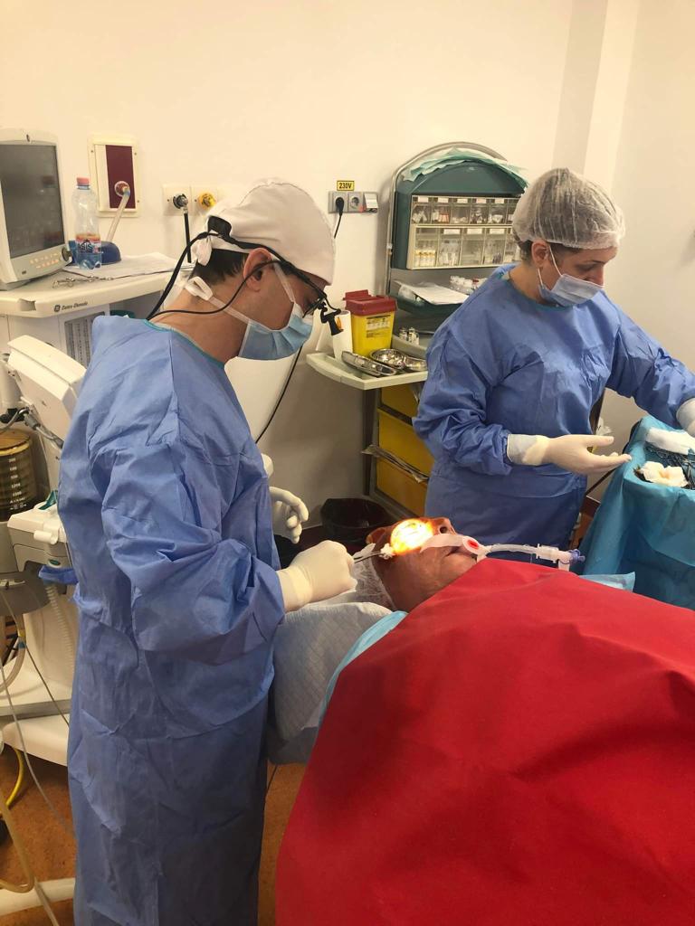 CHIRURGIE MAXILO-FACIALA: Interventie speciala pentru un pacient cu forma agresiva de cancer de orbita la ochiul drept