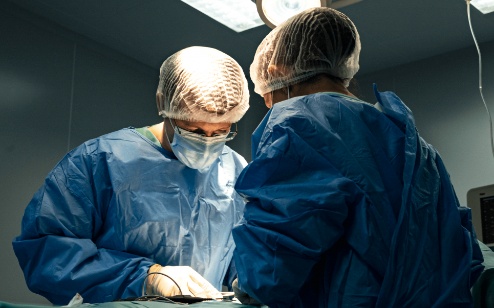 CHIRURGIE PEDIATRICA: Interventii chirurgicale endourologice la copii. Mama unei fetite operata: “La Spitalul Pelican ma simt in siguranta!”