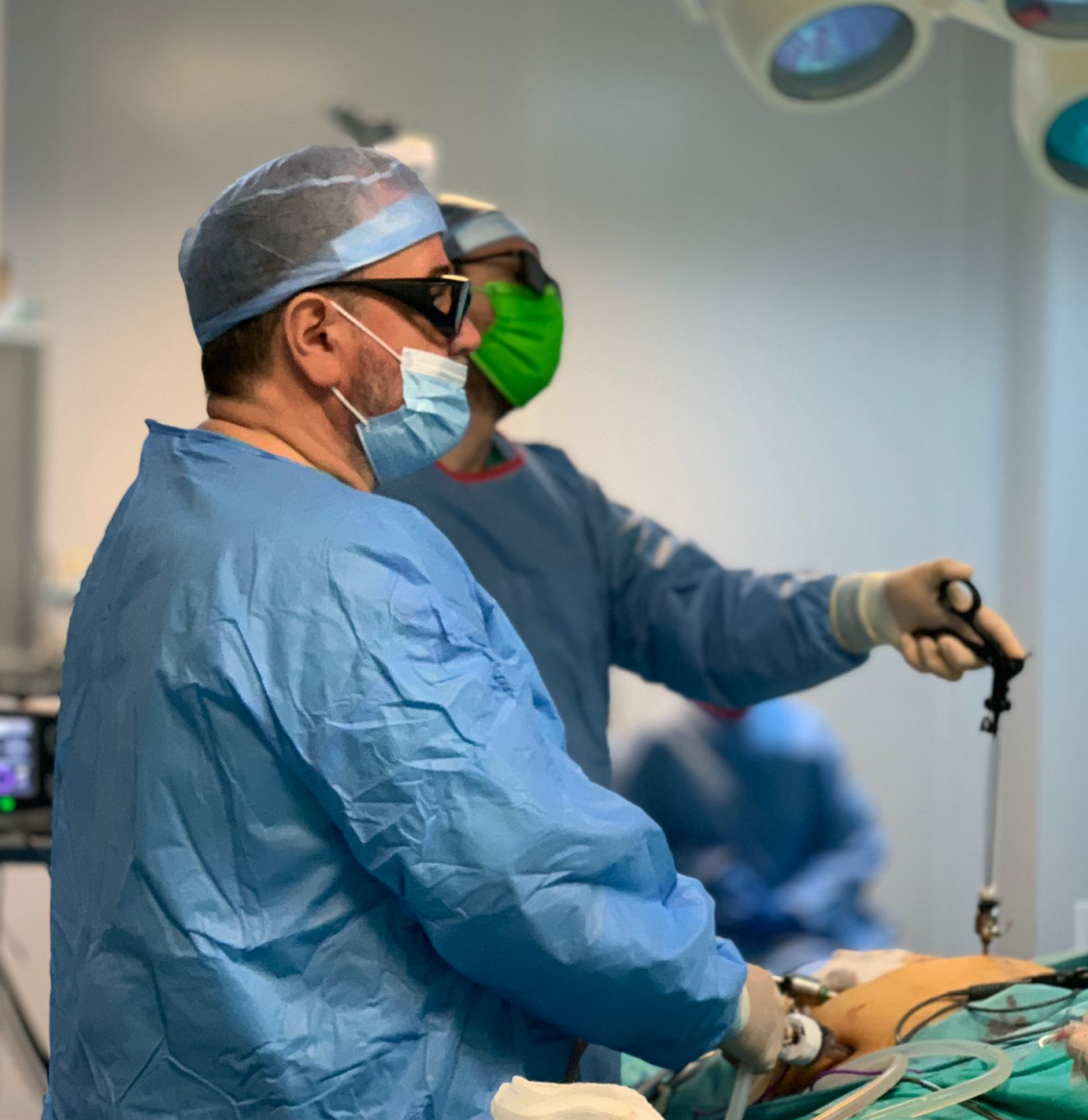 Peste 80% dintre operatiile efectuate in Spitalul Pelican sunt minim-invazive prin abord laparoscopic sau robotic, iar pentru tumorile foarte jos situate practicam anastomoze coloanale