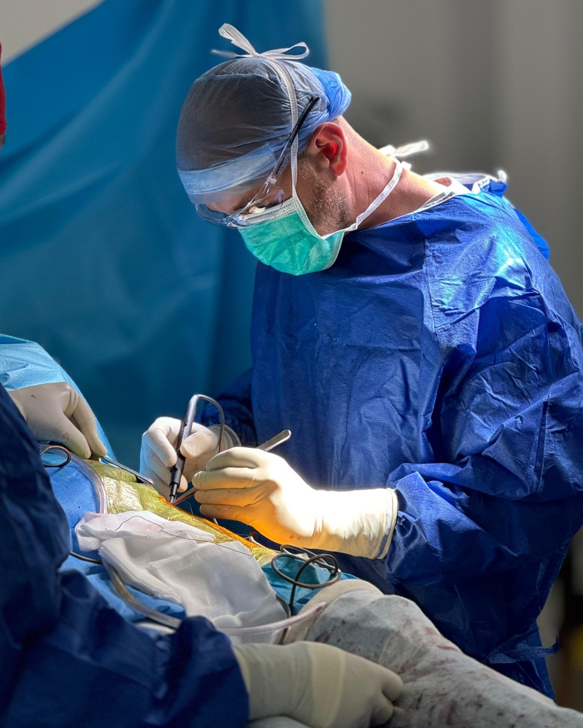 ORTOPEDIE-TRAUMATOLOGIE: protezarea de șold cu abord anterior, prin tehnici moderne  