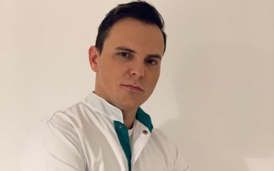 CHIRURGIE PLASTICA si ESTETICA: operatie de schimbare a implanturilor mamare si inlaturarea unor complicatii