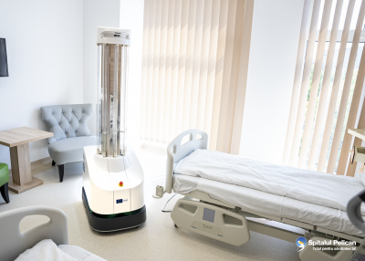 Robot autonom de dezinfectie cu lumina ultravioleta pentru spatiile aglomerate