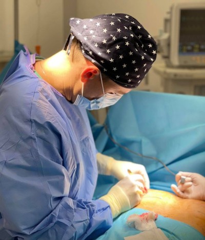 CHIRURGIE PLASTICA SI ESTETICA: reducerea distantei dintre sani si implanturi stabile pentru augmentare mamara (marire sani cu silicon)