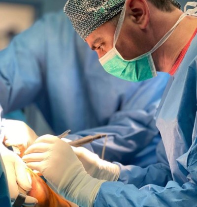 ORTOPEDIE – TRAUMATOLOGIE: Recuperare in timp record dupa protezarea soldului pe abord minim-invaziv direct anterior la o pacienta din Arad. Pacienta operata de coxartroza recomanda pacientilor sa nu amane interventia de protezare a soldului!