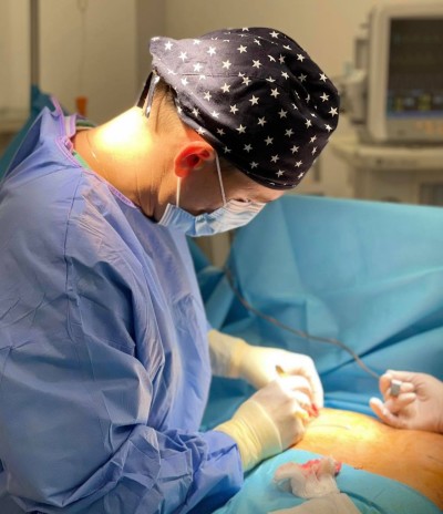 CHIRURGIE PLASTICA SI ESTETICA: caz dificil de asimetrie mamara, solutionat cu succes