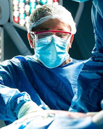 ORTOPEDIE - TRAUMATOLOGIE: Protezare simultana bilaterala cu abord direct anterior minim-invaziv, realizata cu succes pentru un pacient cu coxartroza avansata bilaterala