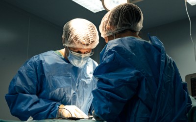 CHIRURGIE PEDIATRICA: Interventii chirurgicale endourologice la copii. Mama unei fetite operata: “La Spitalul Pelican ma simt in siguranta!”