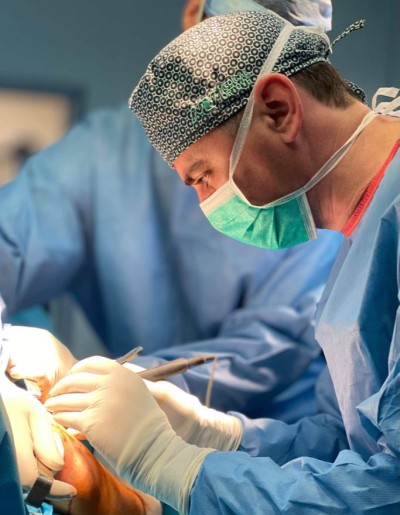 ORTOPEDIE-TRAUMATOLOGIE - Dr. Chirea Marius: Revizie complexă a protezei de șold cu defect osos mare acetabular, degradarea componentei acetabulare și a materialului de osteosinteză