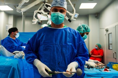 PREMIERĂ NAȚIONALĂ: implant cu cea mai performantă cupă a companiei americane Zimmer-Biomet, pentru protezarea șoldului prin abord minim-invaziv direct anterior, la un pacient cu coxartroză