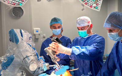 ORTOPEDIE-TRAUMATOLOGIE: sistemul robotic ROSA (Robotic Surgical Assistant) pentru chirurgia de înlocuire parțială și totală a genunchiului