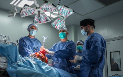 ⁠Premieră națională în CHIRURGIE ORTOPEDICĂ ROBOTICĂ la Spitalul Pelican Oradea