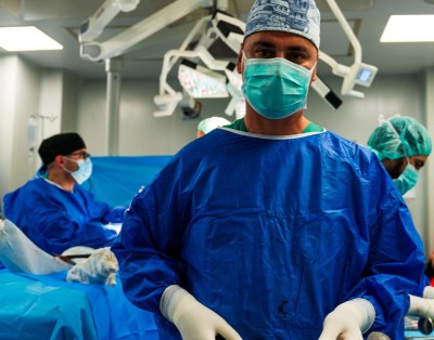 ORTOPEDIE-TRAUMATOLOGIE: Pacientă operată pentru proteză necimentată la genunchi cu sistemul robotic Rosa Knee: Dumnezeu lucrează prin mâinile medicilor!